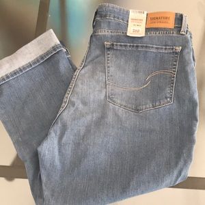 Brand new Levi Signature mid rise Capri